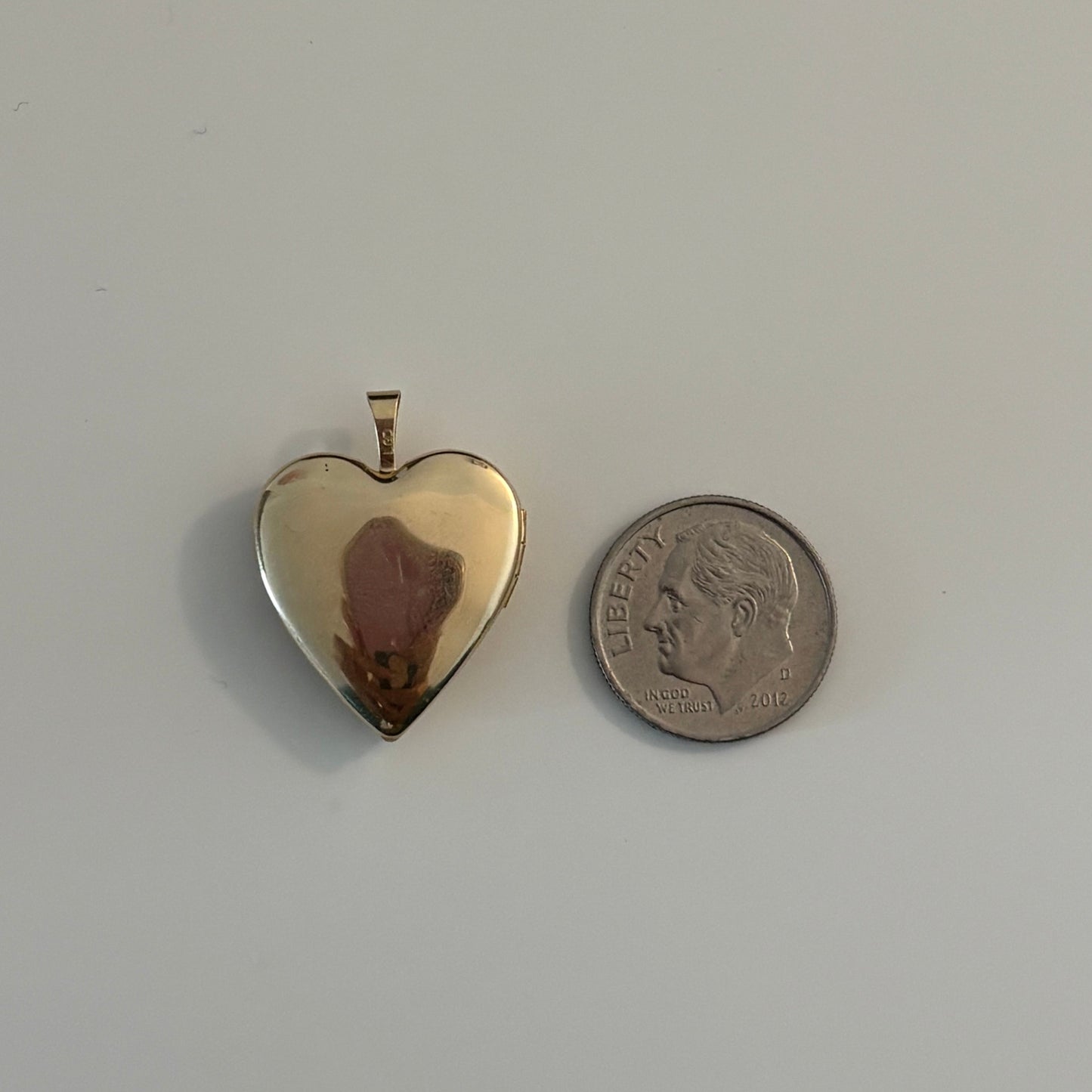 14K Gold Heart Locket with Virgen María Relief (Nuestra Señora de la Gracia)