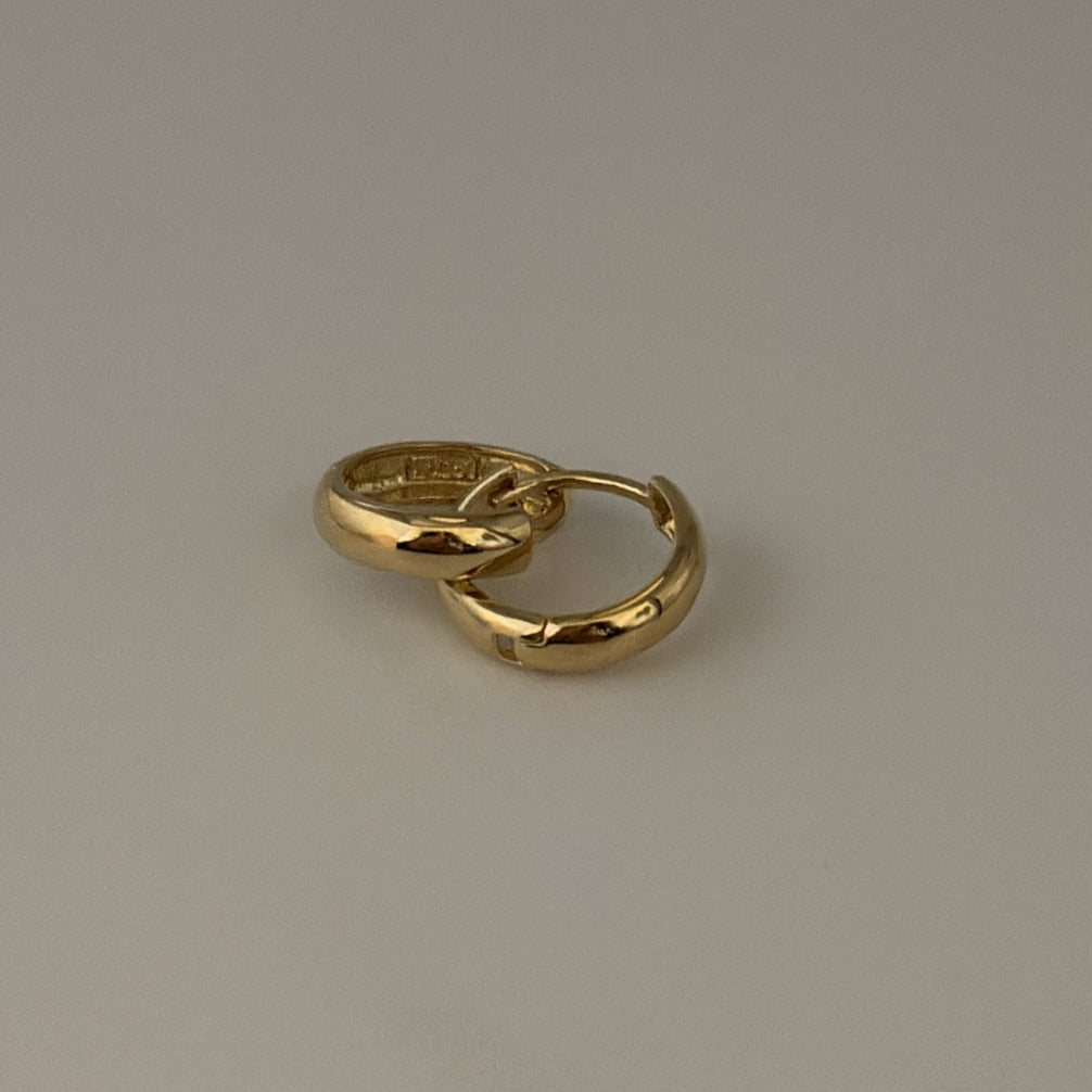 14k Huggies earring