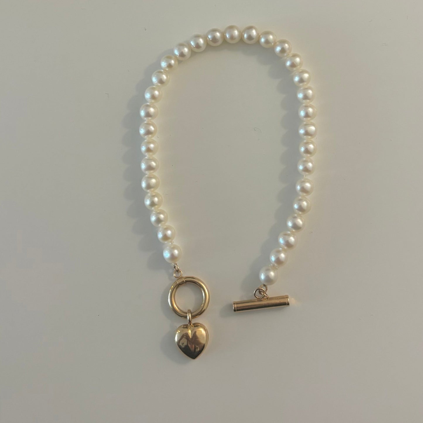 Vintage 14K Gold Toggle Bracelet with Heart Charm & Freshwater Pearls – 7.5”