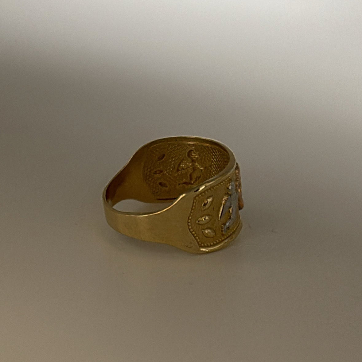 14k cherubs ring