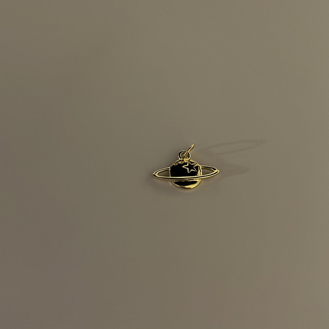 14k Saturn charm