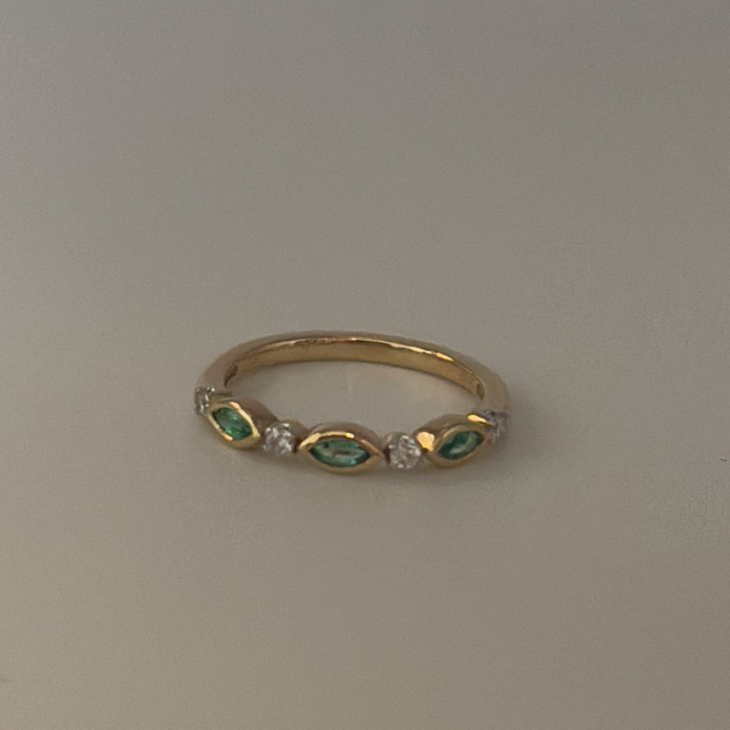 beautiful  10k emerald and diamond ring