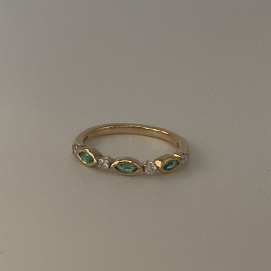 beautiful  10k emerald and diamond ring