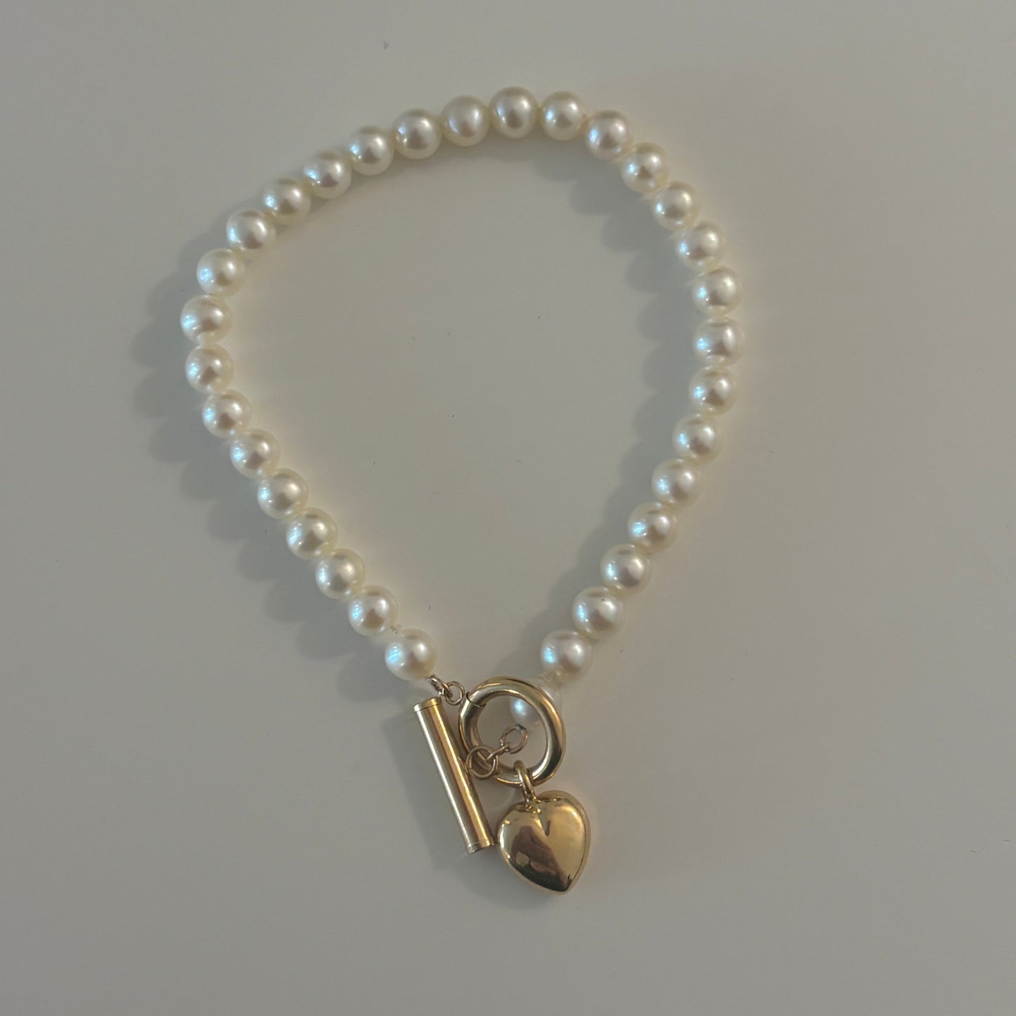 Vintage 14K Gold Toggle Bracelet with Heart Charm & Freshwater Pearls – 7.5”