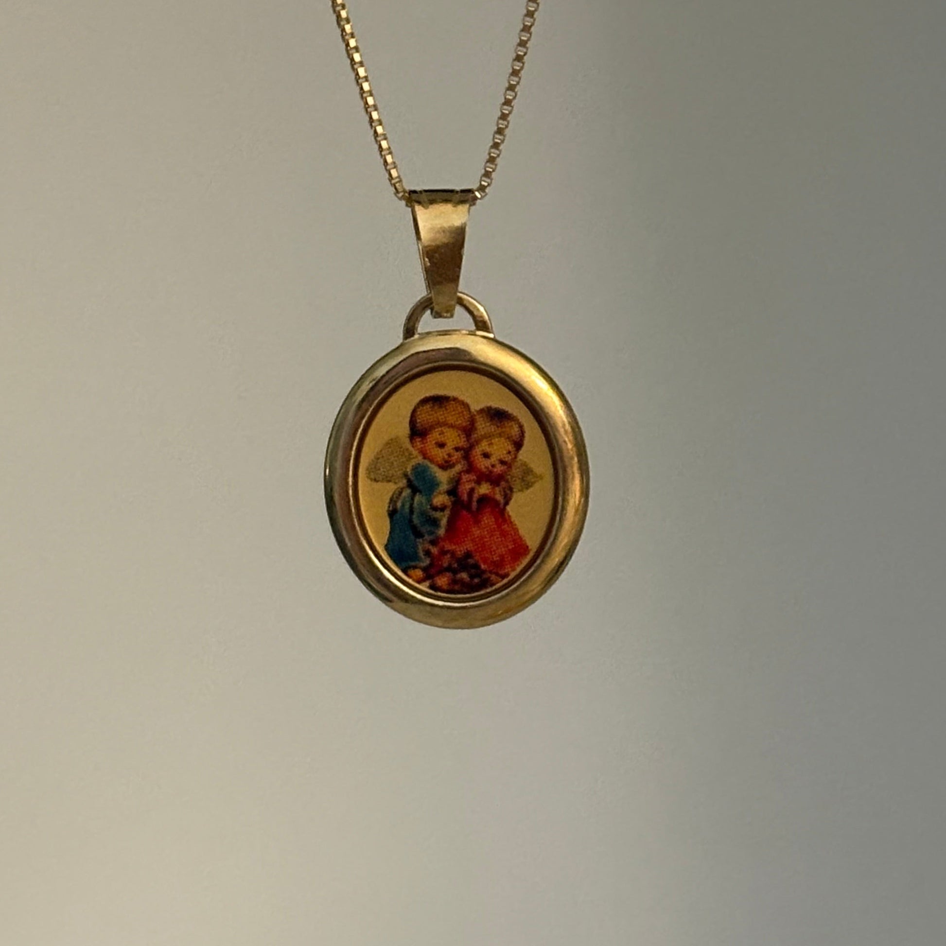 Vintage Italian 14K gold pendant featuring two angels embracing, Italy 585.