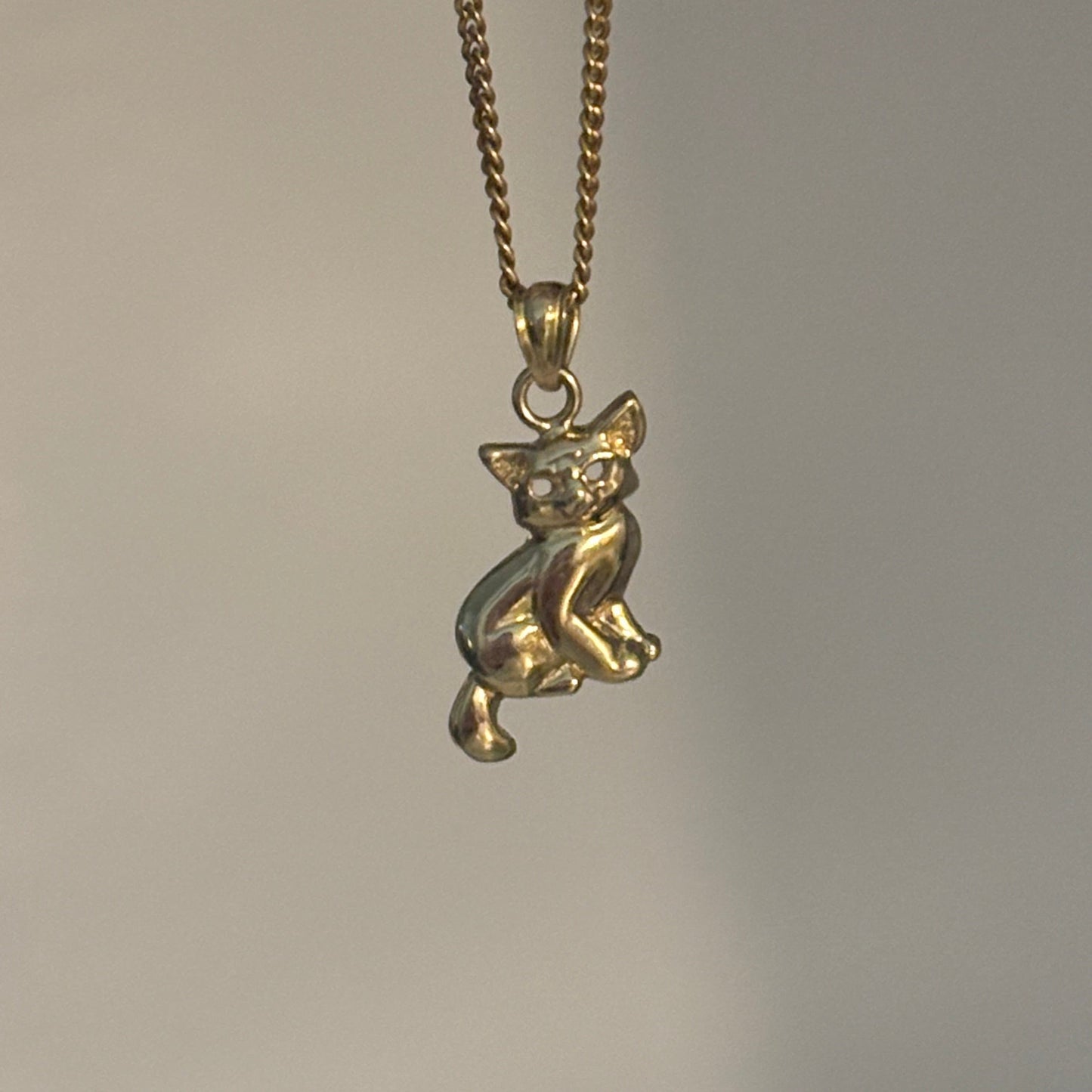 14K Yellow Gold Sitting Kitty Pendant