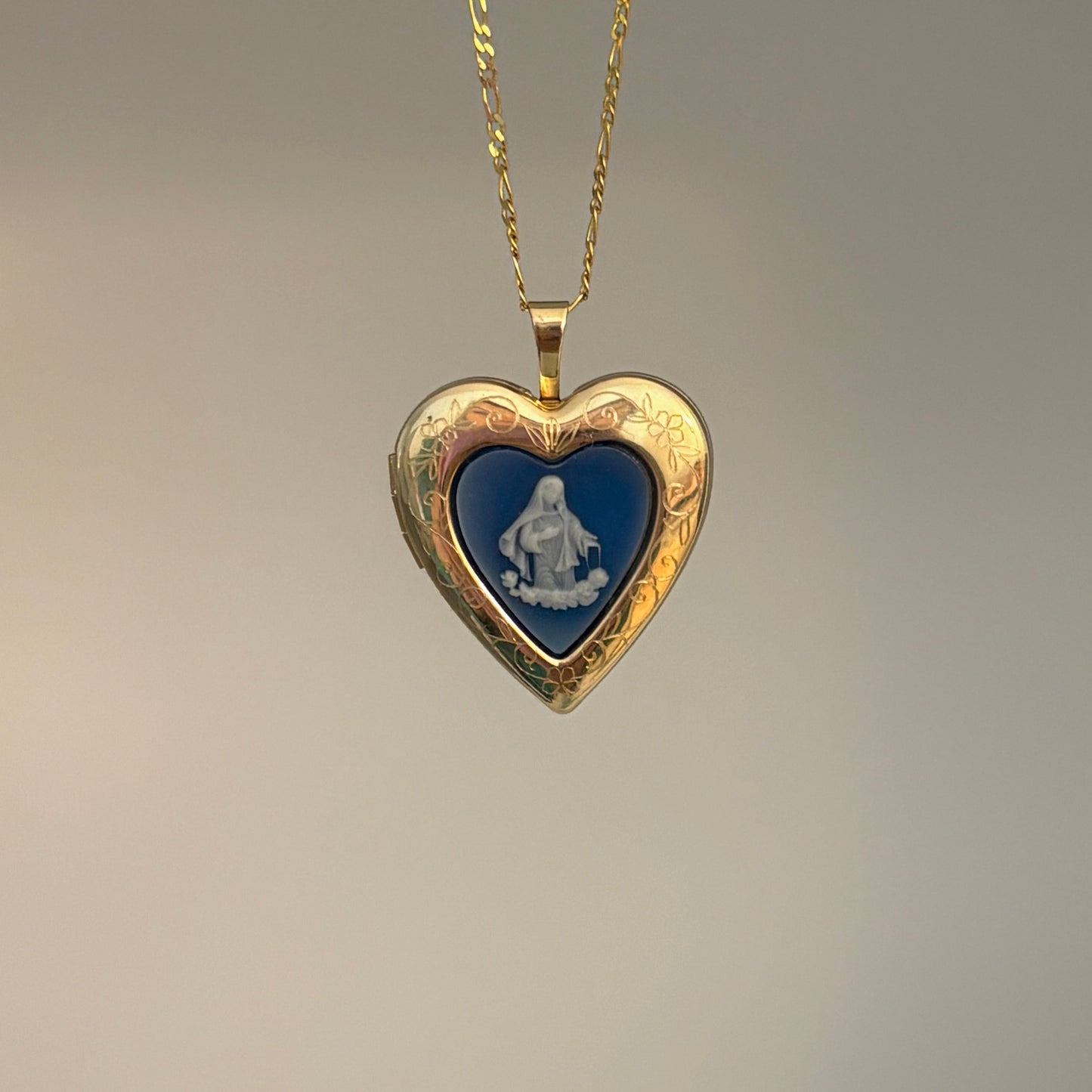14K Gold Heart Locket with Virgen María Relief (Nuestra Señora de la Gracia)