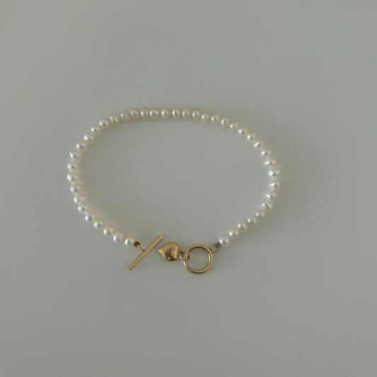 Vintage 14K gold bracelet with heart-shaped toggle clasp and baroque freshwater pearls 
